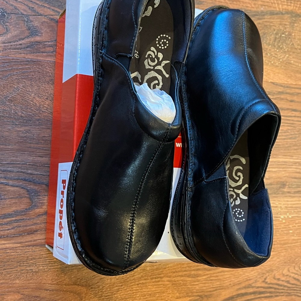 Propét 9.5 XW women’s shoe - black clogs. Black Leather Slip-On 9 1/2  X(2E) - Picture 10 of 14